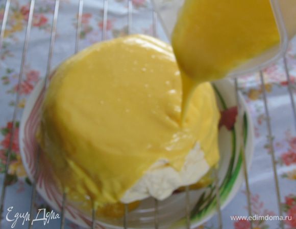 Поливаем глазурью и даем стечь лишней.