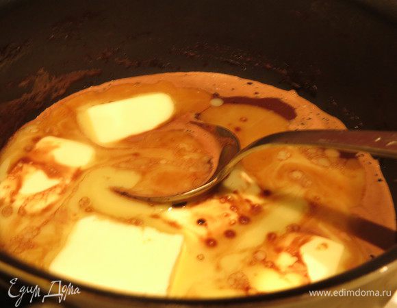 Готовим помадку: в 50 мл молока  растворяем 25 г какао, провариваем, растворяем 50 г масла.