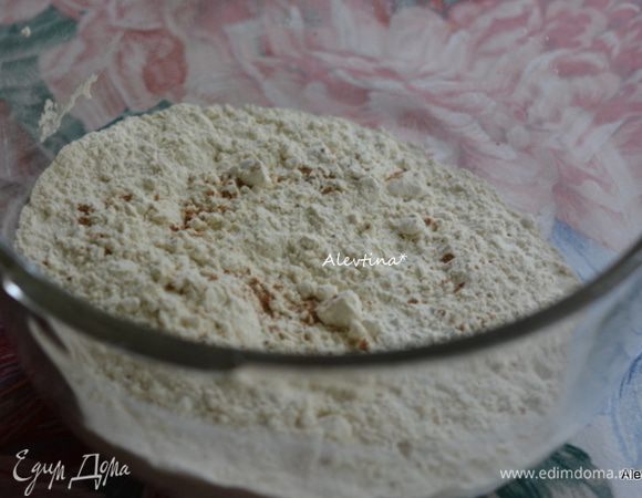 Разогреть духовку до 180°С. Смазать форму маслом каждую ячейку.
Смешать муку, разрыхлитель, соду, соль, мускатный орех. Отдельно смешать в емкости молоко и кефир. Отставить в сторону.