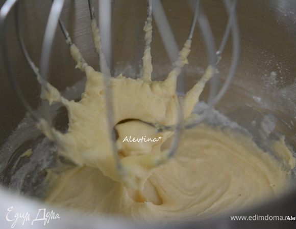 В миксире смешать на средней скорости сахар со сливочным маслом комнатной температуры, примерно 2 минуты. Добавить яйцо, смешать все примерно 1 минуту.