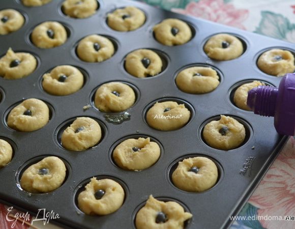Тесто лучше поместить в кондитерский мешок или в кондитерский шприц. Так они будет выглядит аккуратней. В каждую смазанную ячейку примерно по 1 ст. л. теста. Поставить в разогретую духовку на 8 минут.