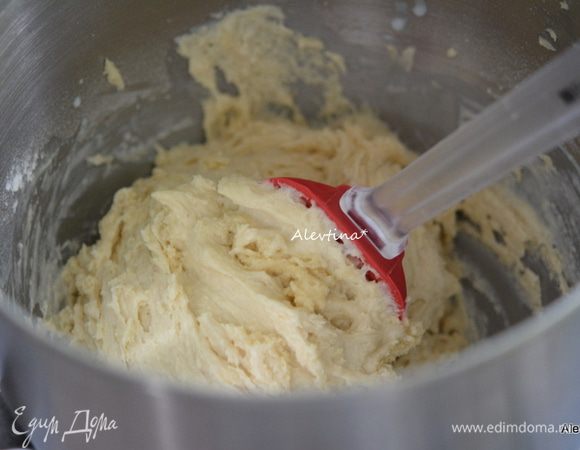 Убавить скорость, добавлять муку в три приема, понемногу добавляя молочно-кефирную смесь также в три приема.