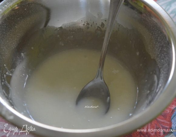 Приготовим глазурь. Смешать сахарную пудру с молоком.