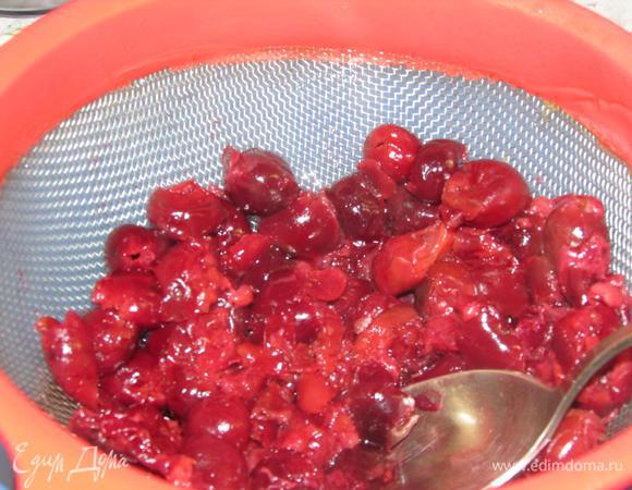 В сотейник налить воду (300 мл), добавить  вишню, поставить  на огонь, и довести до кипения. Протереть смесь (вода и вишня) через сито.