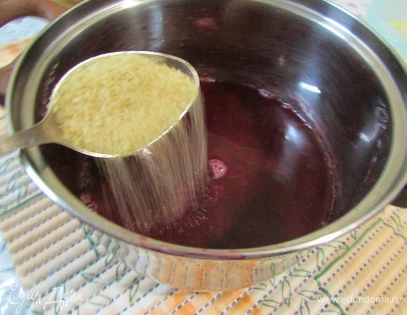 В вишневый сироп добавить сахар и снова поставить на огонь. Довести до кипения.