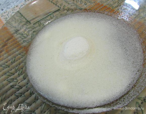 Затем добавить манку, смешанную с водой (100 мл). И варить на медленном огне 15 минут, все время помешивая.