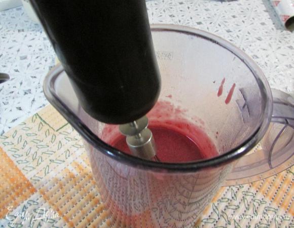 Немного охладить манную смесь, перелить в стакан для взбивания. Взбивать миксером 10 минут до воздушной массы, она увеличится в два раза и посветлеет.