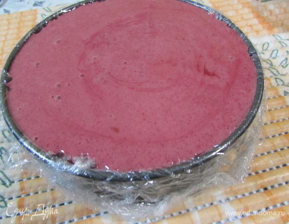 Мусс выложить в форму, застеленную пищевой пленкой. В мусс можно вдавить вишню. Поставить в морозильную камеру, минут на 40.