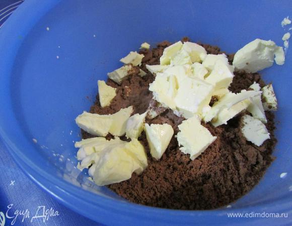 Крошку выложить в миску, добавить сливочное масло и сливки.