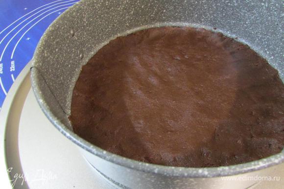 Бортики от формы 20 см в диаметре поставить на подходящую по размеру тарелку. Выложить внутрь шоколадную массу из печенья и хорошо утрамбовать, поставить в холодильник.