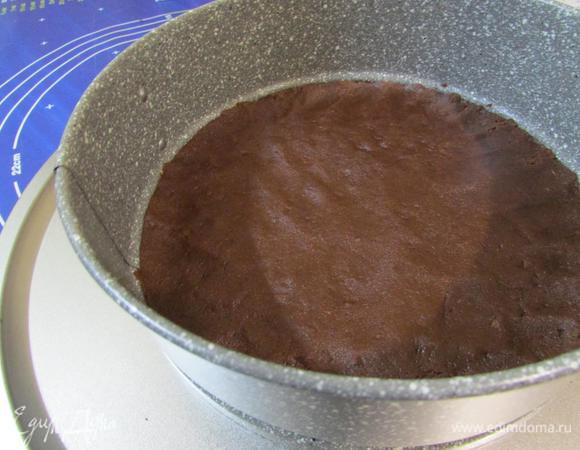 Бортики от формы 20 см в диаметре поставить на подходящую по размеру тарелку. Выложить внутрь шоколадную массу из печенья и хорошо утрамбовать, поставить в холодильник.