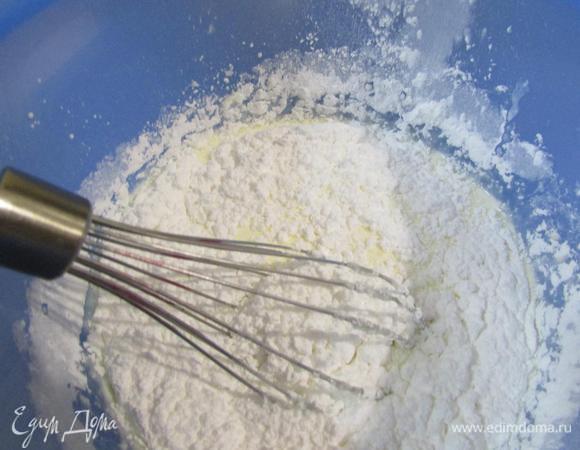 Сливки взбить с сахарной пудрой в воздушную массу.