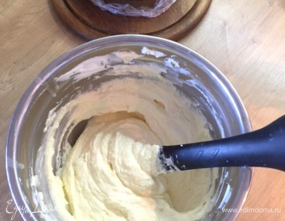 Остальную часть сливок взбиваем с сахарной пудрой. Сливочный сыр растираем до гладкости вместе с творогом. Добавляем взбитые сливки, ванильный экстракт и сливки с желатином. Все перемешиваем до однородного состояния.