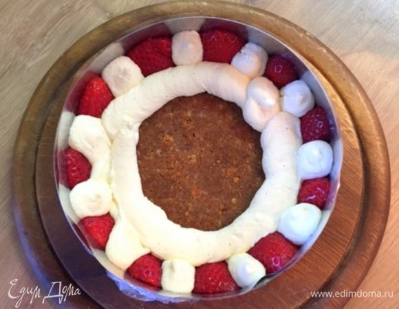 Наполняем форму с клубникой кремом (удобно это делать с помощью кондитерского мешка) и разравниваем поверхность.