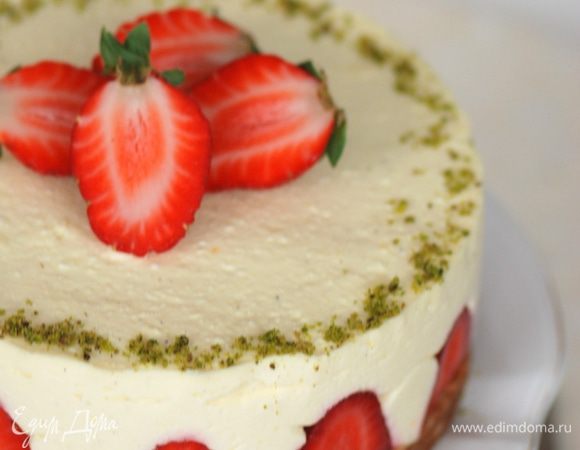 После того, как торт охладился, снимаем кольцо и пленку.