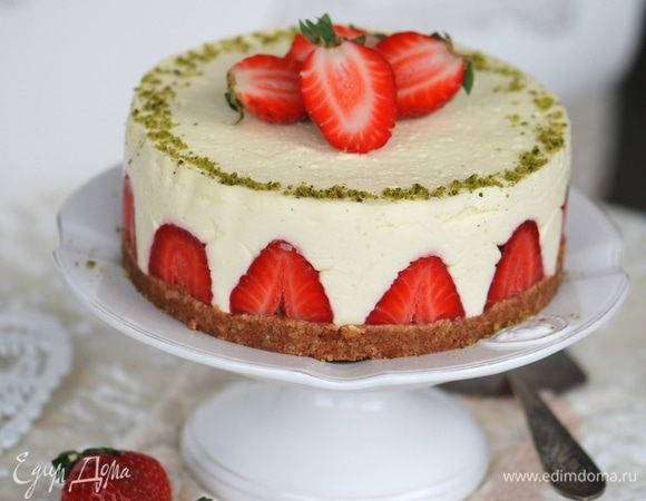 Торт без выпечки с клубникой и творогом готов!<br />
Его можно украсить ягодами и фисташковой крошкой. 