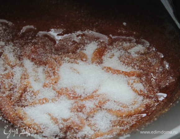 Для карамели в сотейнике растопить сахар до золотистого цвета. Тем, кто впервые делает карамель, напомню, сахар не мешать, можно лишь немного потрясти сотейник.
В это же время в другой посуде сливки довести до кипения (я обычно начинаю подогревать сливки, когда треть сахара уже растопилась). 
