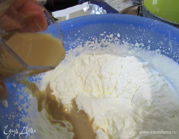 Влить ликер. Перемешать.