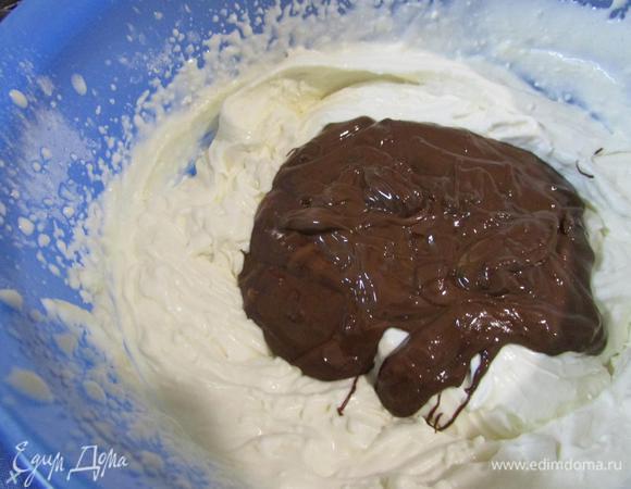 Затем добавить, растопленный на водяной бане шоколад.