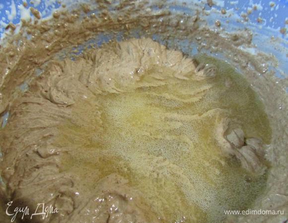 Заранее замоченный желатин, нагреть до растворения и влить в шоколадный мусс. Хорошо перемешать до однородности.