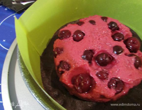 Форму с шоколадной массой из печенья по бокам застелить пищевой пленкой или проложить файлами (как сделала я), конечно же, если есть специальная лента, лучше воспользоваться ей. В форму с основой из печенья выложить в центр вишневый мусс (у меня он, к сожалению, плохо застыл, или желатин подвел, или я нарушила инструкцию).  