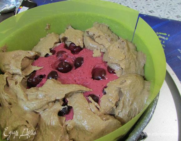 По бокам и сверху залить шоколадным муссом. 