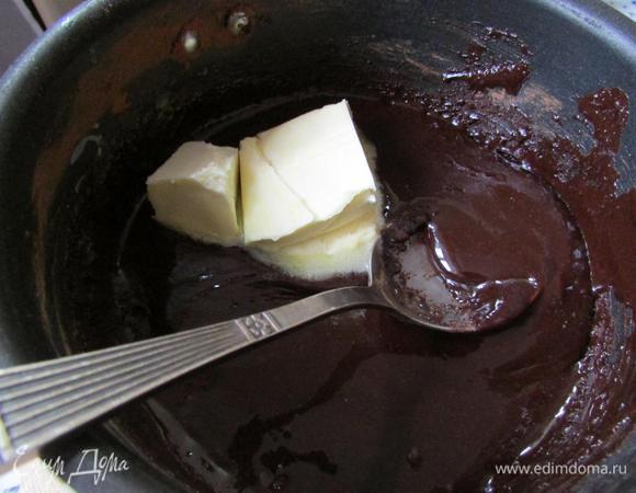 Утром приготовить глазурь. Смешать какао, сахар и сливки, довести до кипения, убрать с огня, добавить масло сливочное, размешать до растворения масла. 