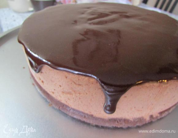 Достать торт из холодильника, убрать форму и файлы, залить глазурью. 