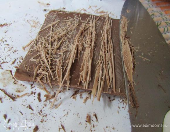 Торт украсить на свой вкус. Я посыпала шоколадной стружкой.