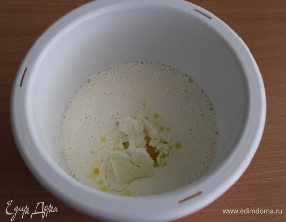 Взбить яйца с сахаром в пену, добавить мягкую рикотту и оливковое масло, и снова взбить