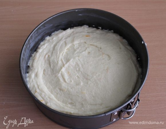 Выложить тесто в смазанную форму 18-20 см.