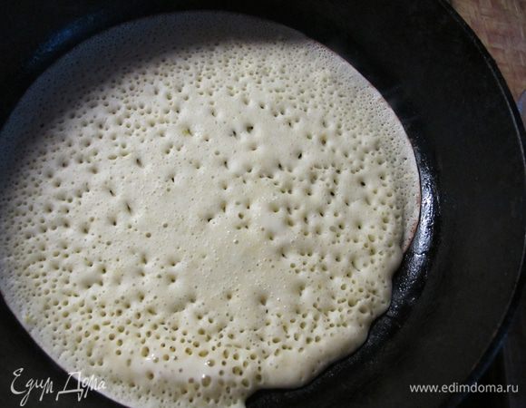 Раскаленную сковороду смазываем растительным маслом и выпекаем тонкие блинчики. Я использовала чугунную сковороду большого диаметра. Масло на сковороду я не наливаю, а только время от времени смазываю с помощью кисточки.