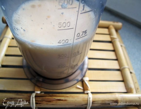 Готовим льезон. Яйца миксером взбиваем с сахаром до загустения, а затем довзбиваем, вливая молоко. 