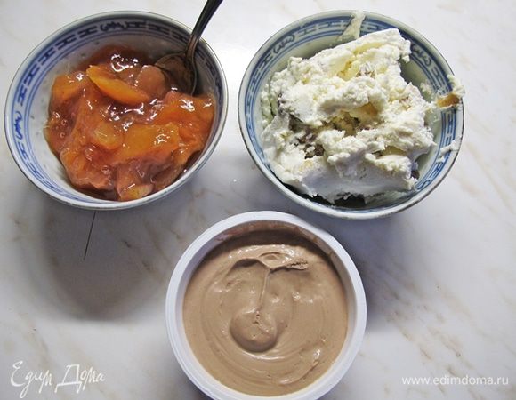 Готовим начинку. Джем лучше брать густой. К сливочному сыру можно добавить какао и сахарную пудру.