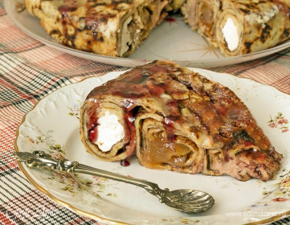 Запекаем в разогретой духовке 20 минут при температуре 180°С. Из формы достаем перевернув низом. 
Слегка охлаждаем перед подачей. 
Начинки можно варьировать по своему вкусу.
