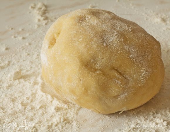 Добавить воду с яйцом к муке и замесить тугое тесто. Убрать тесто в холодильник минут на 30-40.