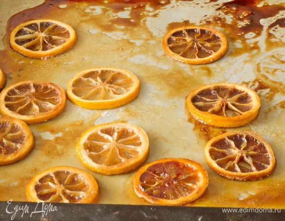 Пока охлаждается тесто, постелить на противень пергамент, насыпать тонкий слой сахара, разложить оставленные дольки лимона, сверху еще присыпать сахаром и поставить в духовку на средний жар. Сахар расплавится и дольки карамелизуются.