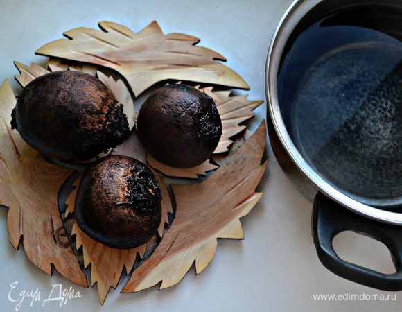 Свекольное желе для салата лучше приготовить заранее. Для этого свеклу тщательно вымойте и, не очищая, разрежьте пополам. У меня были 3 маленькие свеколки, если у вас средние или крупные, то хватит и 1-2 шт.