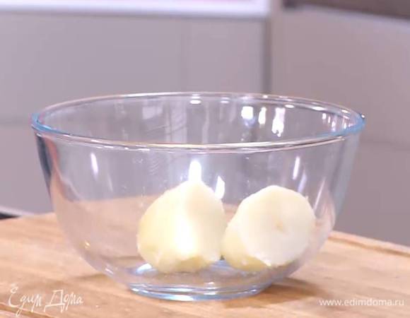 Картофель почистить и отварить до готовности.