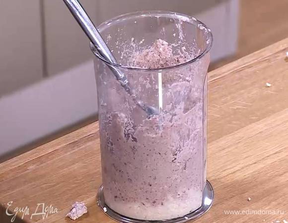 Творог вместе с маслинами измельчить блендером, так чтобы остались небольшие кусочки маслин.