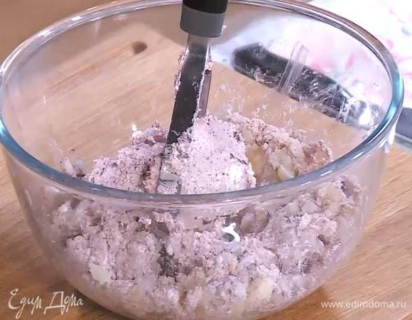 Отваренный картофель размять толкушкой в пюре, затем соединить с творогом и размять все вместе.