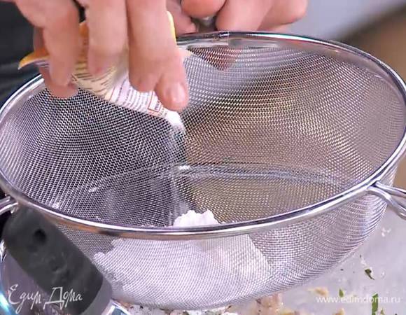 Крахмал перемешать с разрыхлителем и просеять через сито.