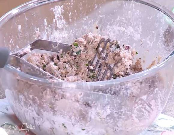 В картофельно-творожную массу добавить мяту, крахмал с разрыхлителем, паприку и все размять толкушкой.