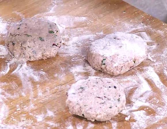 Рабочую поверхность посыпать мукой, сформировать небольшие сырники и обвалять их в муке.