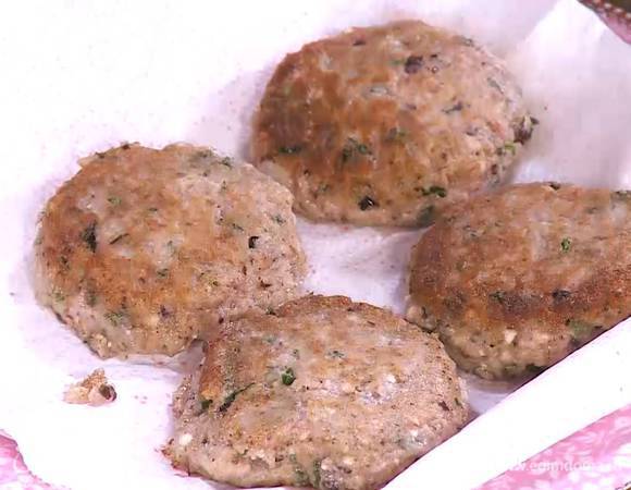 Разогреть в сковороде растительное и сливочное масло и обжарить сырники с двух сторон до готовности, затем выложить на бумажное полотенце.