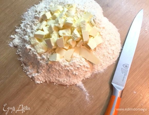 Порубить масло с мукой (450 г). 