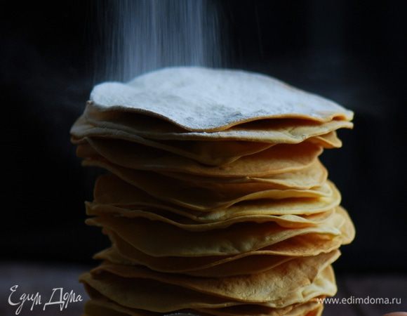 Охлажденным кремом смазываем коржи. Пару коржей оставляем для обсыпки. Кремом обмазываем бока торта. Оставшиеся коржи превращаем в крошку. 