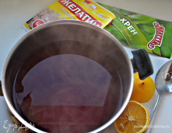 Залейте свеклу 1 литр холодной воды и варите на небольшом огне под плотно закрытой крышкой около 45 минут. Отвар процедите (сама свекла нам не понадобится). Добавьте лимонный сок и хрен, доведите отвар до кипения, снимите с огня и немного остудите.