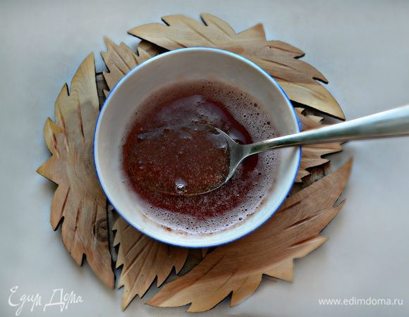 Тем временем распустите желатин в небольшом количестве отвара, дайте набухнуть и соедините с основной свекольной смесью, хорошо перемешайте до полного растворения желатина, посолите, поперчите по вкусу.