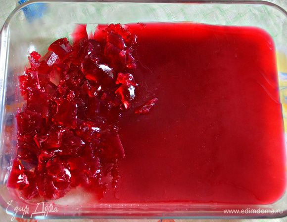 Перелейте смесь в прямоугольную форму, полностью остудите и поставьте в холодильник до полного застывания минимум на 4 часа.  
Цедру лимона натрите на мелкой тёрке, соедините с оливковым маслом и дайте настояться также около 4 часов.
Я немного форсировала события и вынула свекольное желе по-раньше. Застывшее желе нарежьте кубиками или произвольными "кристаллами".